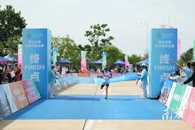 为什么主审会在比赛进行中频繁更换比赛用球以确保比赛的公平